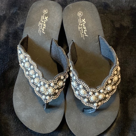 Flip flops, lightweight sandals EUC - Picture 2 of 8